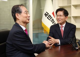 한덕수 끌어안은 김문수 "죽기살기로 이재명 이길 것…선대위원장 맡아달라"