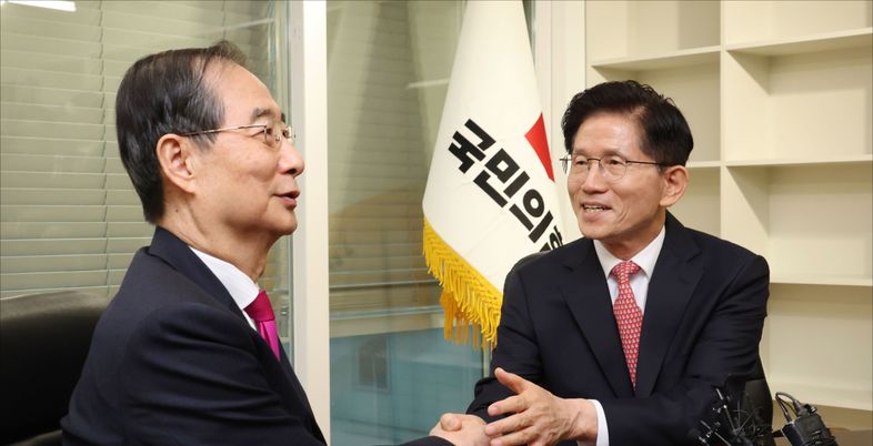 한덕수 끌어안은 김문수 "죽기살기로 이재명 이길 것…선대위원장 맡아달라"