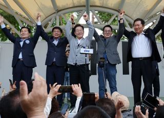 이재명 "좌우 따질 때 아냐"…박지원 "李, 제2의 김대중"