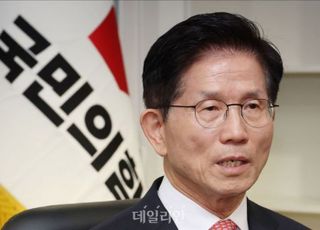 [속보] '큰절' 올린 김문수 "더 넓게 품지 못했던 점에 대해 진심으로 사과"