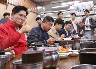 상인들과 함께 순대국밥 먹는 김문수 후보