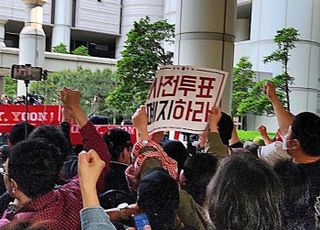 [현장] 尹 법원 공개 출석에 몰려든 尹 지지자들…'윤석열 대통령' 구호 연신 외쳐