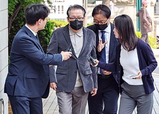 '청탁의혹' 건진법사, '김여사 목걸이' 관련 질문에 침묵