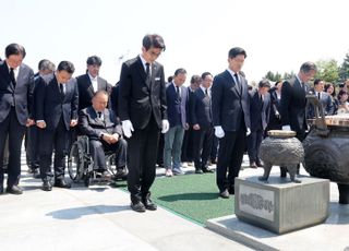 참배하는 김문수 후보
