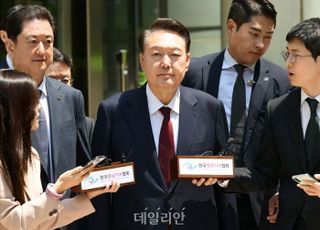 '두 번 세 번 계엄하면 된다' 尹 통화 놓고 軍-변호인단 공방