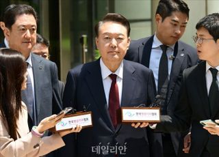 '두 번 세 번 계엄하면 된다' 尹 통화 놓고 軍-변호인단 공방