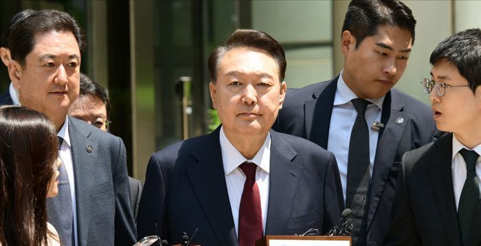 '두 번 세 번 계엄하면 된다' 尹 통화 놓고 軍-변호인단 공방