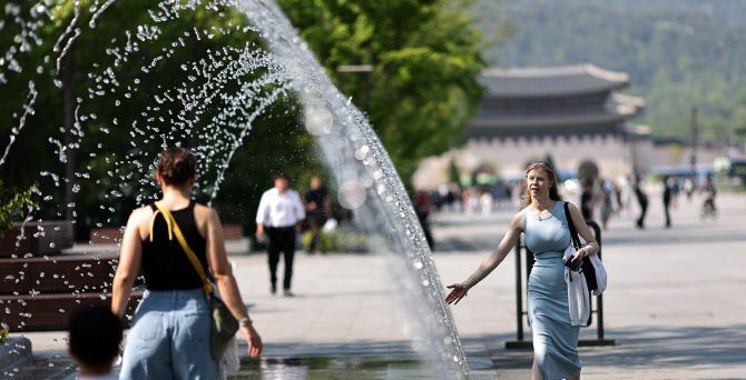 [오늘 날씨] 낮 최고 30도 육박 '초여름날씨'...올바른 자외선 차단제 사용법