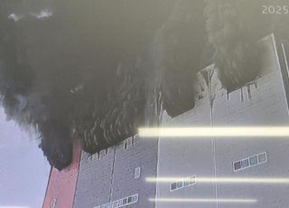 "리튬이온배터리 보관된 창고서 불" 이천 물류센터서 화재...진압 중