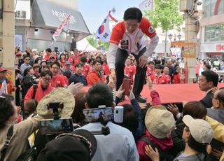 울산 시민들과 악수하는 김문수 국민의힘 대선 후보