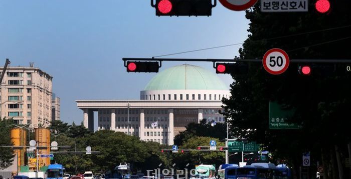 밖으론 정치 통합, 안에선 사법부 압박…민주당의 '두 얼굴 전략'