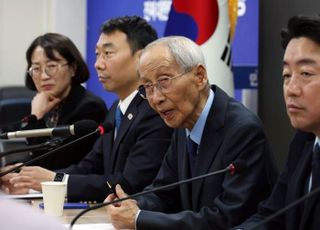 윤여준 "비상시국엔 도덕성보다 유능…그런 점에서 이재명"