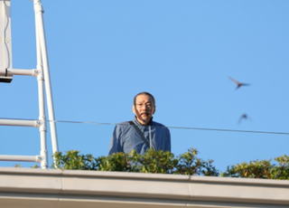 칸 호텔서 포착된 홍상수 감독…영화제에는 무슨 일?