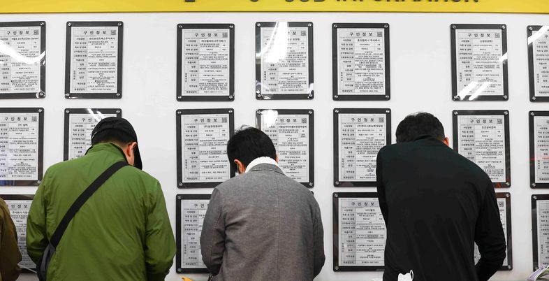취업자 19만명 증가···건설·제조업 고용 위축 장기화(종합)