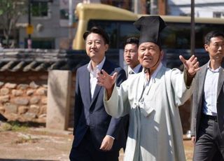부산 간 이준석 "국민의힘, 윤석열에 목줄 잡힌 정당"
