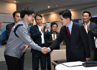 김정관 사장과 악수하는 김문수 국민의힘 대선 후보