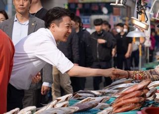 [현장] 이준석, 자갈치시장서 소주 5잔 원샷…부산 표심 잡기 사활