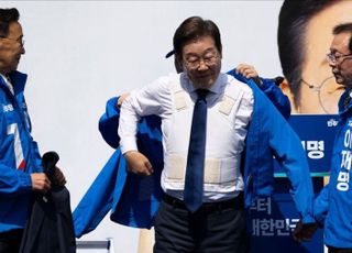 이재명 방탄복·방탄 유리막, 허황한 제보 때문인가 자기 과시용인가