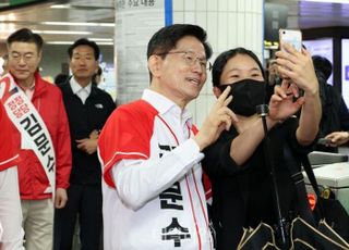 [현장] "꼭 잘되셔야 한다"…'폴더 인사' 김문수에 출근길 시민들 응원