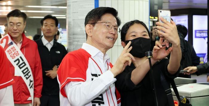 [현장] "꼭 잘되셔야 한다"…'폴더 인사' 김문수에 출근길 시민들 응원