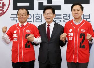 손 맞잡은 이정현-김기현 공동선대위원장과 김문수 후보
