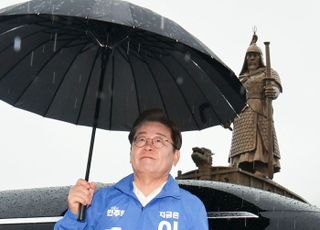 이순신 광장 유세 위해 하차하는 이재명 대선 후보