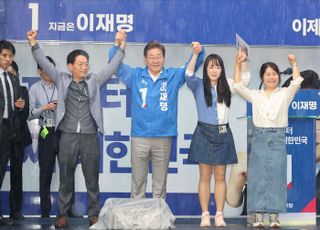 순천 시민들과 함께 인사하는 이재명 대선 후보