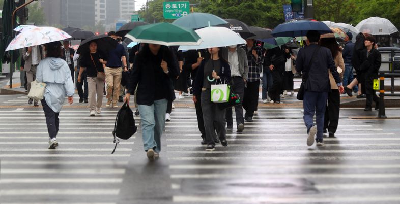 [오늘 날씨] 전국 대부분 비·낮 최고 26도...올해 첫 환자 발생 '이 질환' 증상은