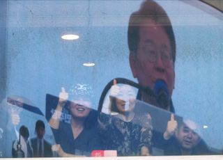 건물 2층에서 이재명 후보 선거유세 지켜보는 시민들