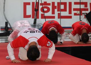 큰절하는 김문수 후보