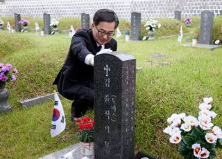 김동연 "오월 광주 정신 대한민국 이끌고 가길 바란다"…국립 5·18민주묘지 참배