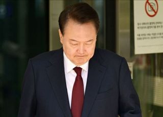 탈당 안하는 윤석열, 민주당엔 호재? 겉으론 때리면서 내심은…