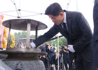 '민주화 운동가' 김문수, 5·18 묘역 참배하다 울먹…"박관현 열사 보고싶다"