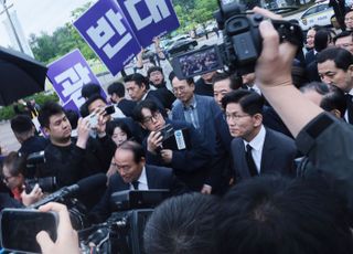 국립5·18민주묘지 들어서는 김문수 국민의힘 대선 후보