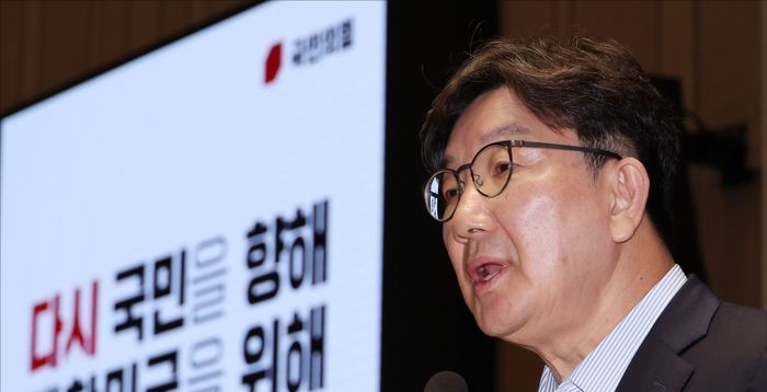 "이재명 커피원가론·호텔노쇼론은 사이비 약장수 이론"…대학 선배의 일침