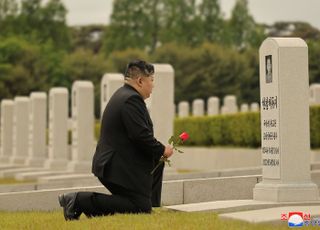 김정은, '후계자 시절 스승' 현철해 3주기 추모…묘소에 직접 헌화