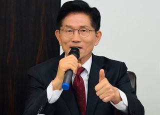 엄지손가락 치켜 든 김문수 국민의힘 대선 후보