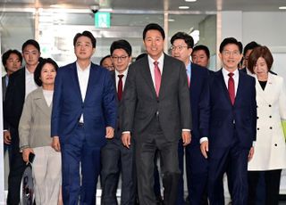 토론회 참석하는 이준석 후보-오세훈 시장-김문수 후보