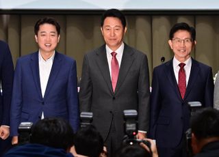 기념촬영하는 이준석 후보-오세훈 시장-김문수 후보