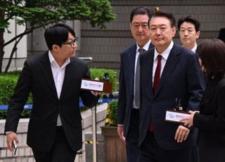 '국민의힘 탈당' 尹, '내란 혐의' 재판 출석하며 취재진 질문에 침묵