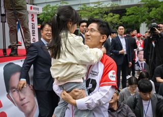 김문수 "청년들 결혼 포기 않도록 할 것…노후건강은 국가가 책임"