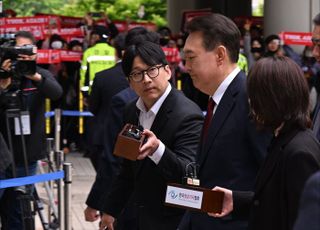 윤석열 전 대통령, '내란 우두머리' 혐의 형사재판 출석