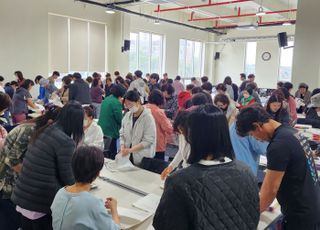 선거공보물 누가 보낼까...지자체 공무원들, 공보물 발송에 '구슬땀'