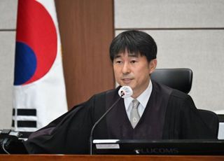 지귀연 사진 공개, 결정적 증거는?…나경원 "민주당, 애매한 사진으로 인격살인·거짓선동"
