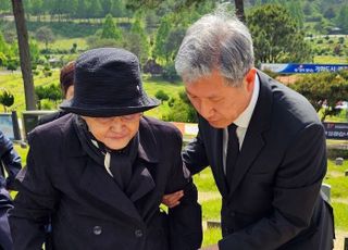 노태우家 '5·18 참배' 진심이라면, 은닉 비자금 실체부터 밝혀라 [데스크 칼럼]