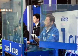 이재명, 유리벽 안에서 유세하니 행복하십니까?