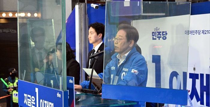 이재명, 유리벽 안에서 유세하니 행복하십니까?