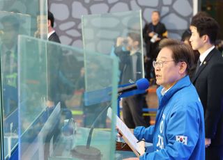 이재명, 배우자 토론 제안에 "그럼 이준석은 어떻게 하나"