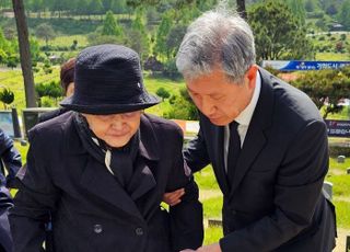 "신군부 비자금 환수할 대통령 후보 지지"…5·18 상처만 키운 노태우家 몰래 참배