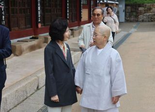 설난영, 법륜사·진관사 등 돌며 김문수 지원 사격